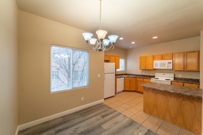 Building Photo - 184 S Valley View Dr