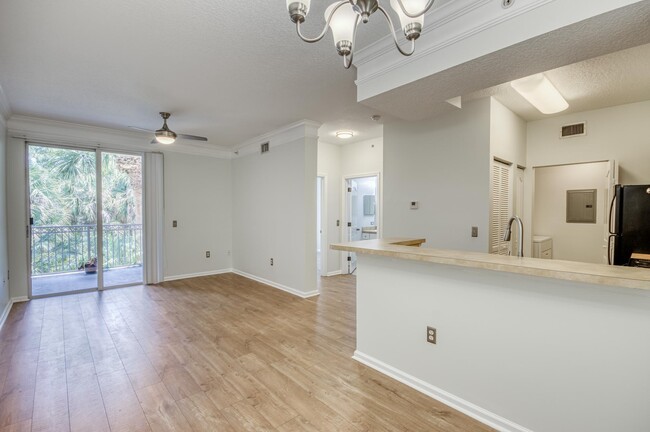 Building Photo - 2206 Myrtlewood Cir E
