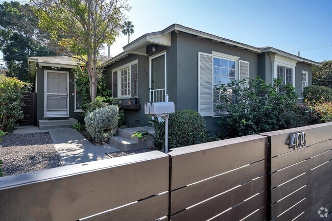 Building Photo - 408 Venice Way
