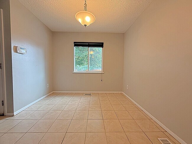 Building Photo - 3 bedroom ranch home nestled in a cul-de-sac!