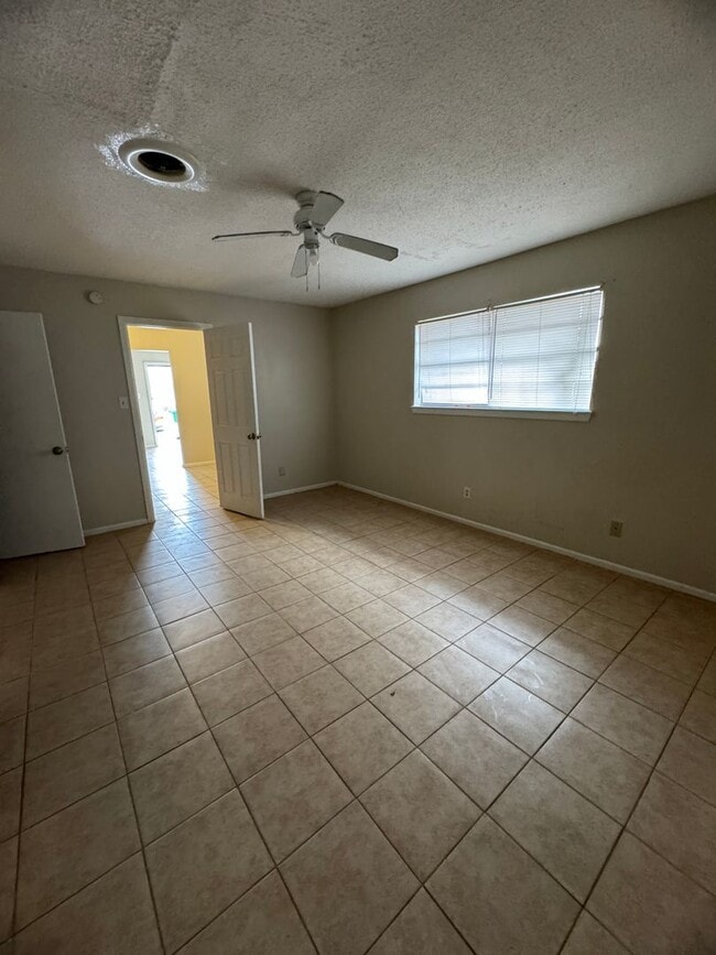 Building Photo - Cute one bedroom