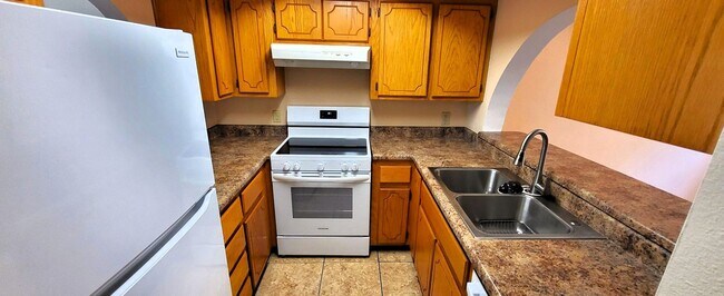 Building Photo - $200 off first month rent! 3 BEDROOM, 2.5 BATH TOWNHOME IN THE HEART OF TEMPE! --