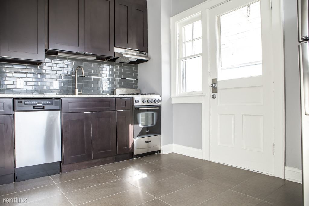Primary Photo - Studio, 1 bath 4plex - 9 E Como Ave