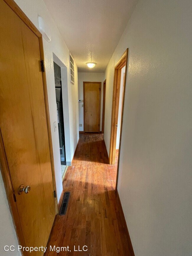 Building Photo - 3 br, 1 bath House - 1061 E Ohio St