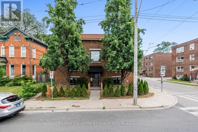 Photo du bâtiment - 127-127 Victoria Ave S