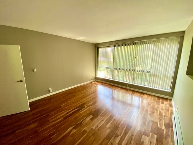 Large bedroom, floor to ceiling windows - 300 3rd St Apartment