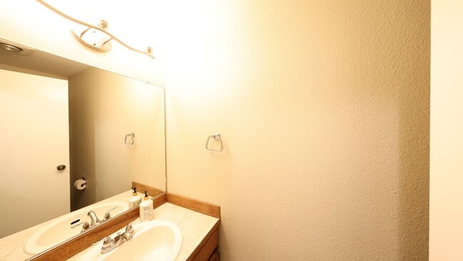 Foto del edificio - 2 Bed 2.5 Bath - Excellent Condition - Pet Friendly - NAS Whidbey