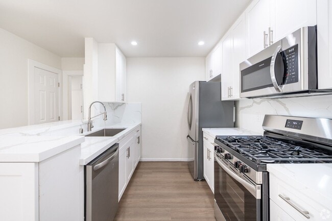 Interior Photo - Enclave 693