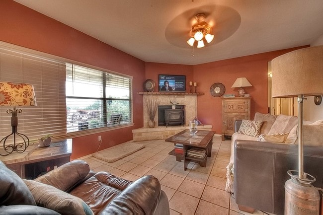 Building Photo - 121 Glen Shadows