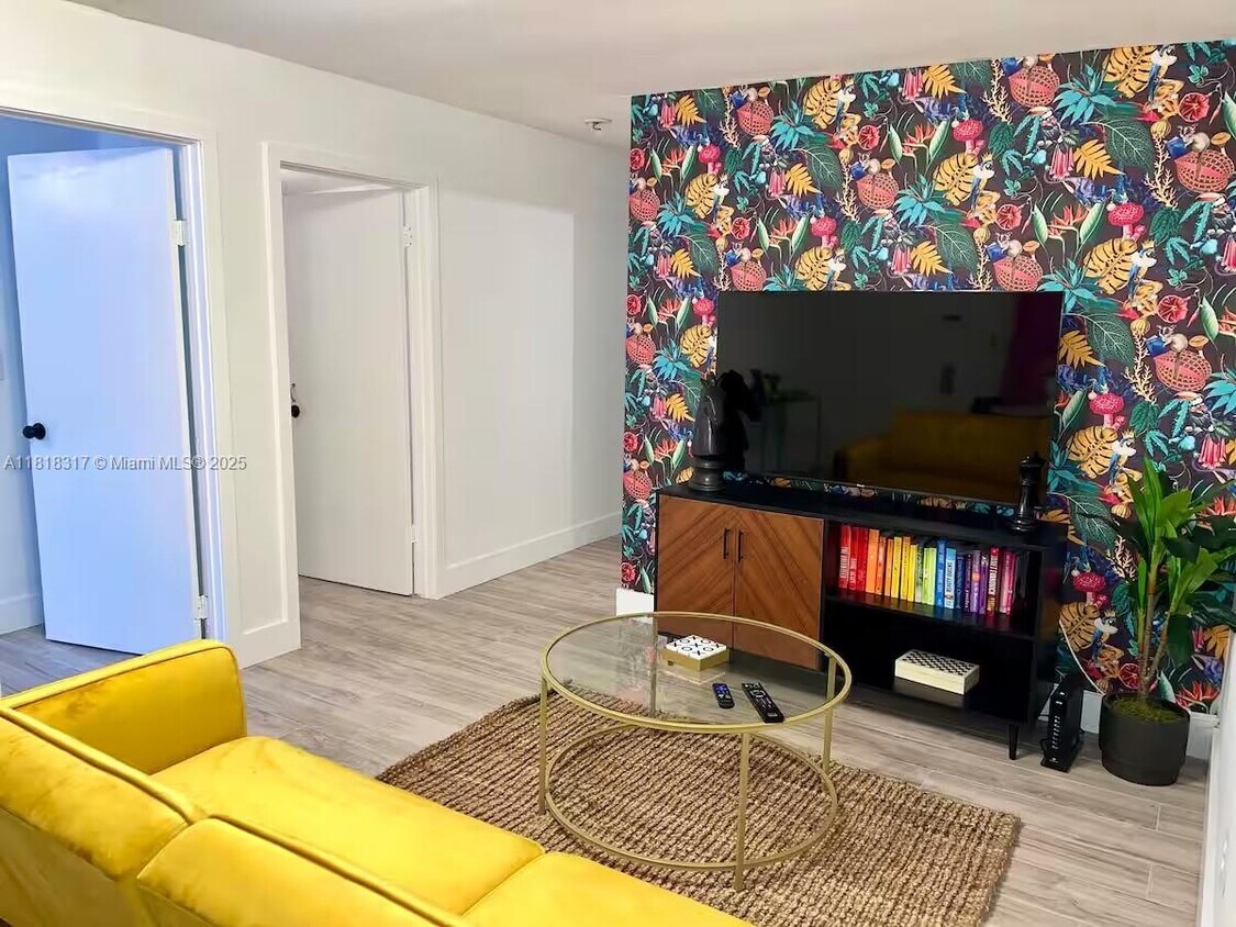 Foto principal - 2701 NW 24th Ct