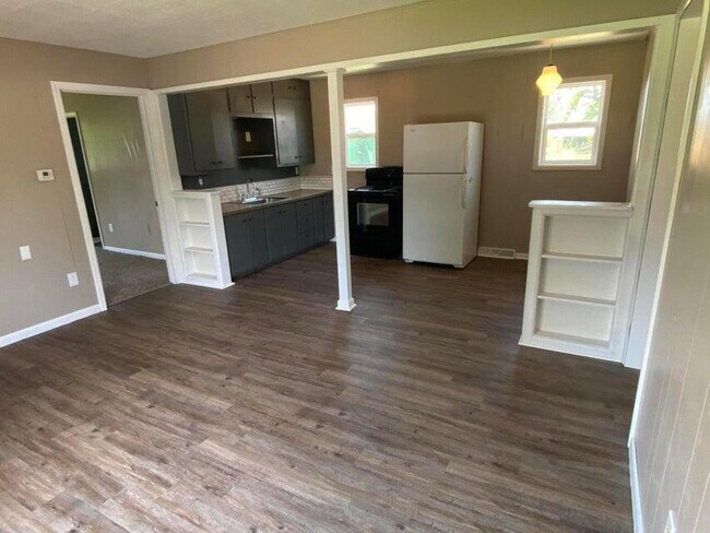 Foto del edificio - 114 E Russell St