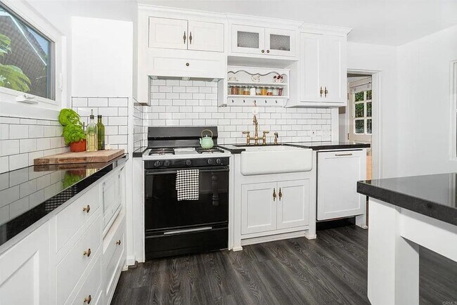 Building Photo - Charming Ocean Beach Rental with Rooftop V...