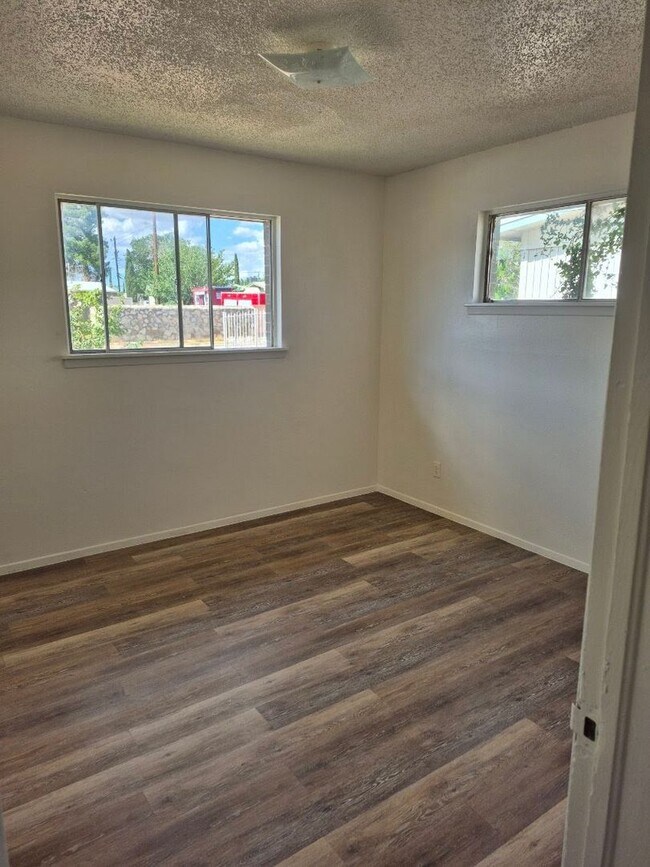Foto del edificio - 3 Bed 2 Bath Home Available