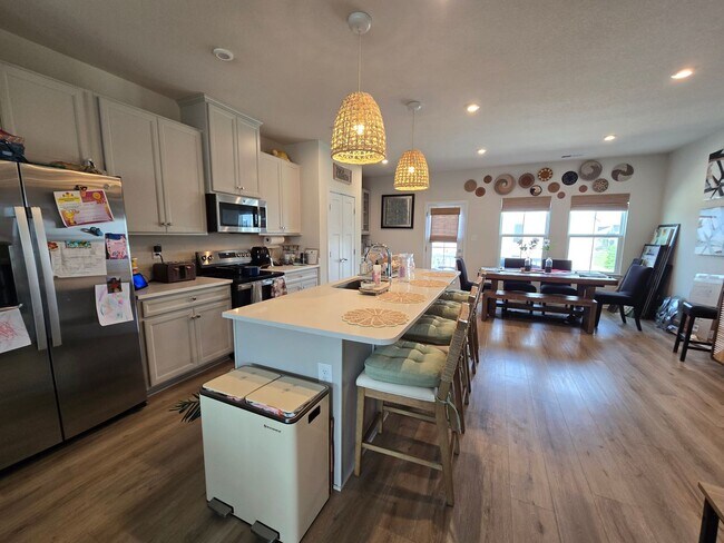 Foto del edificio - 4 Bed, 3.5 Bath Townhome Located just minutes from the VA/NC Line