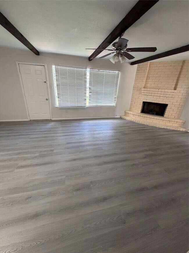 Foto del edificio - 6618 McCullum Rd