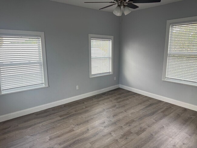 Foto del edificio - Large 4 bedroom West Tampa Bungalow