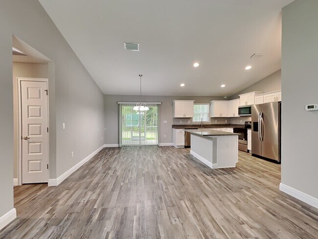 Building Photo - 2415 W Devon Dr