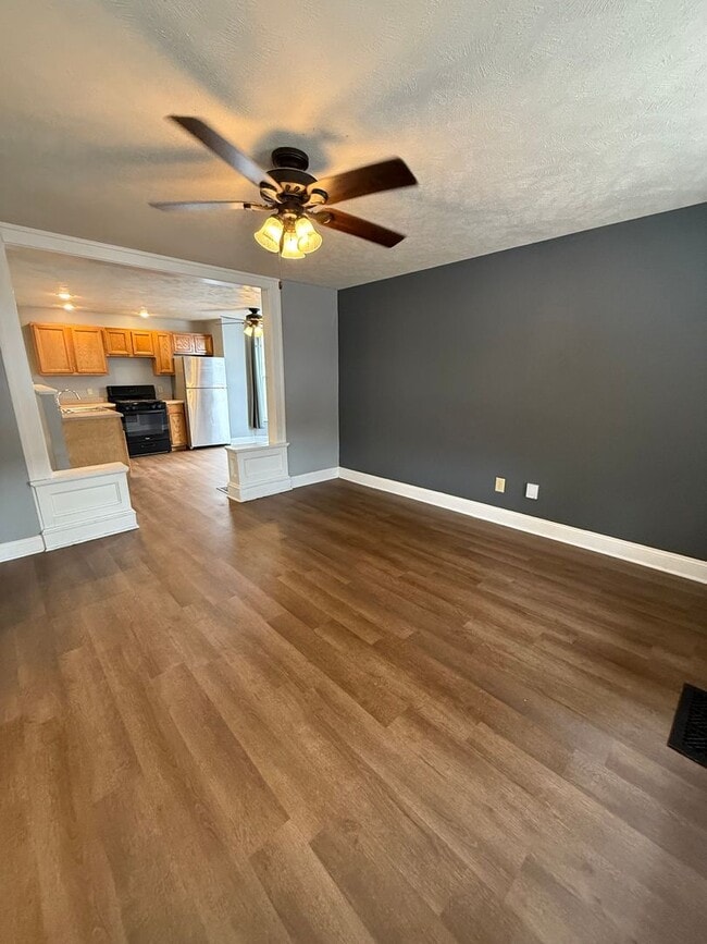 Building Photo - Spacious 4-Bedroom Home with Huge Fenced Backyard!