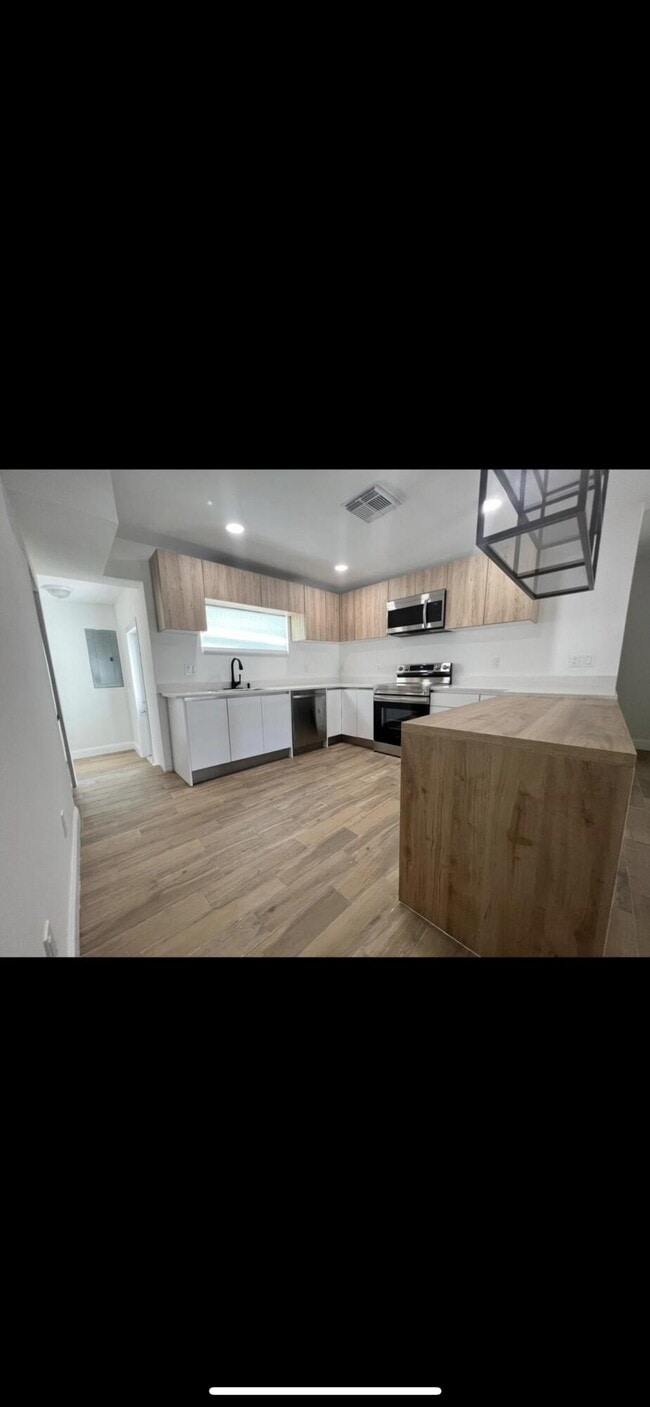 Building Photo - 1074 NW 16th Pl