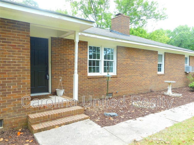 Photo - 733 Catawba Cir N House