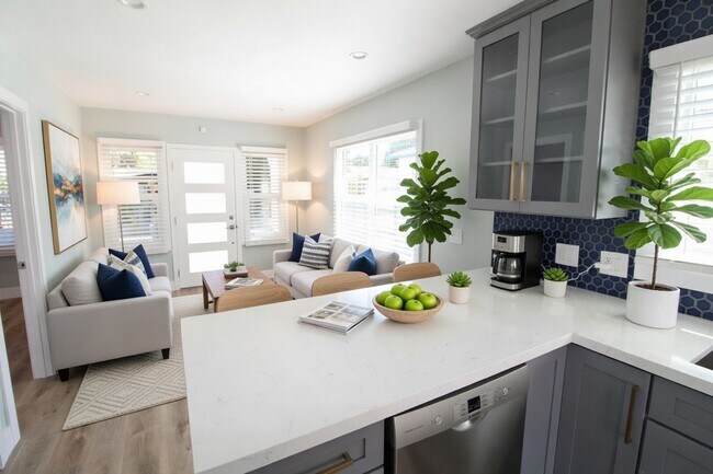 Foto del edificio - Santa Monica House with Huge Yard on Walking Street Blocks to Beach