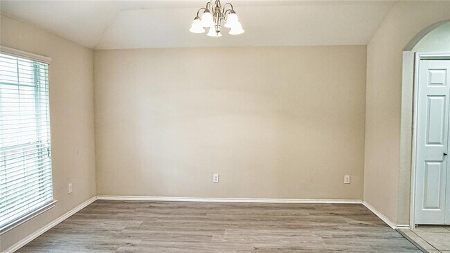 Foto del edificio - 5111 Whitebridge Ln