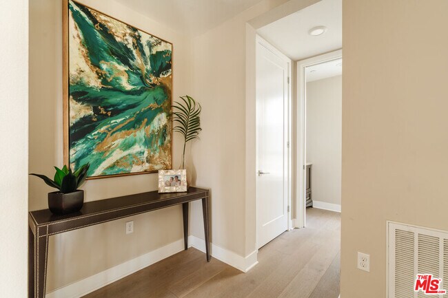 Foto del edificio - 12765 Bluff Creek Dr