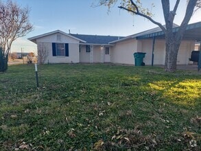 Building Photo - 701 W Clara Ave