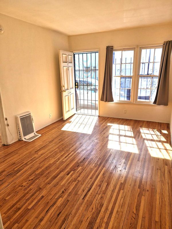 Foto del edificio - 7315 Willoughby Ave