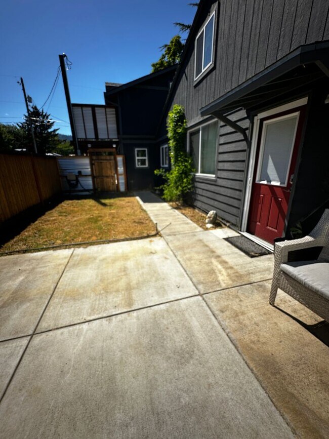 Building Photo - BEAUTIFUL STUDIO IN ASHLAND WITH A PRIVATE...
