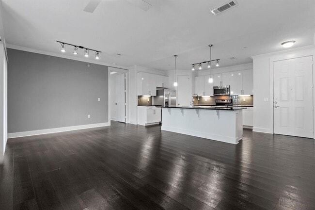 Foto del edificio - 3300 Towers Blvd