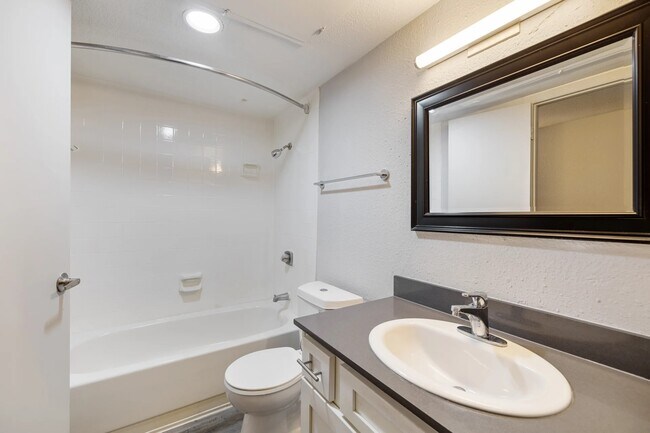 Foto del edificio - 8701 Town Park Dr