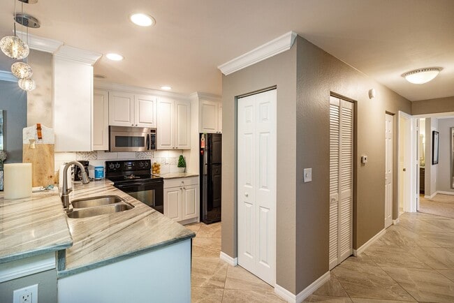 Building Photo - Short Term Corporate Rental Harbour Island