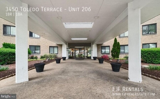 Building Photo - 3450 Toledo Terrace