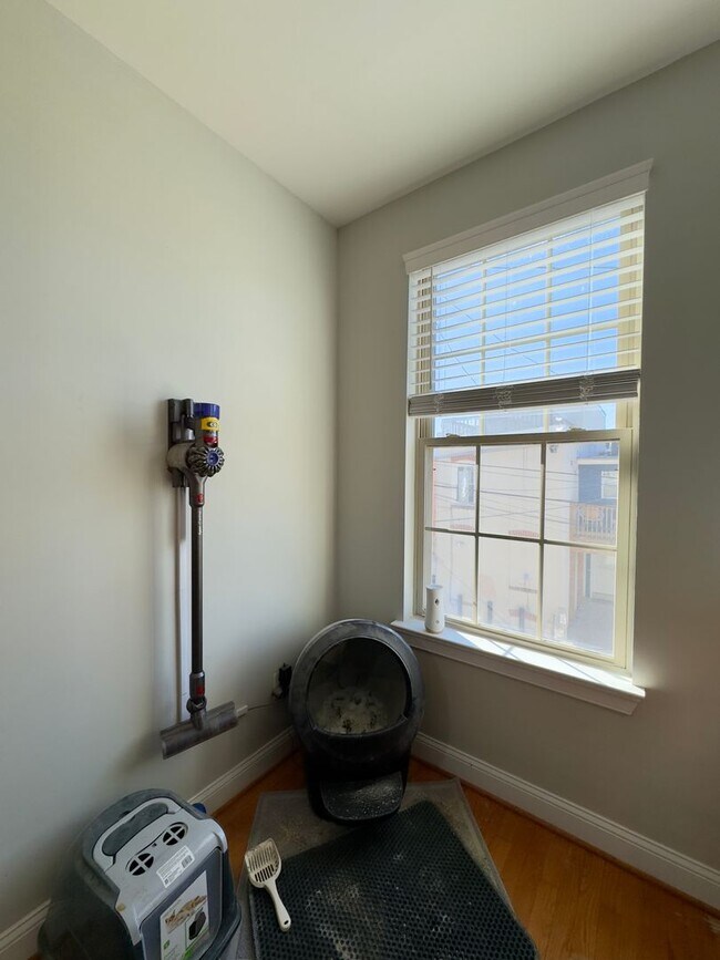 Building Photo - Modern 3-Bedroom Townhome with Chic Featur...