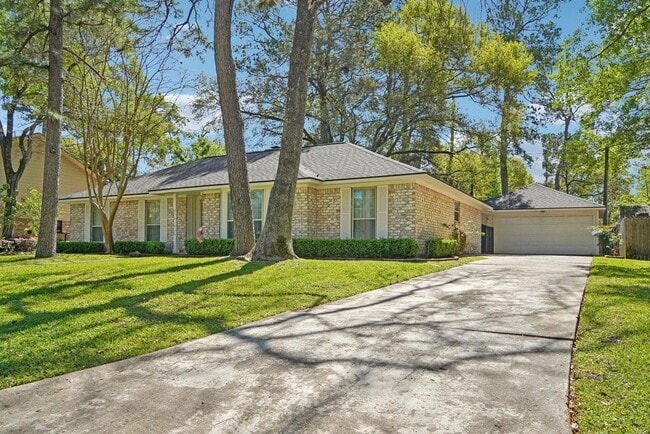 Building Photo - 5923 Pinewood Springs Dr