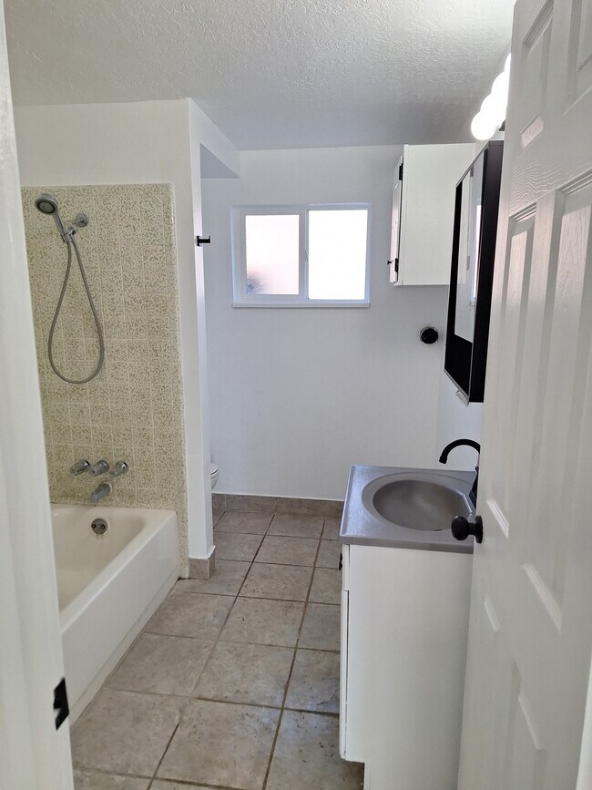 Foto del edificio - Roy 4-plex 2002