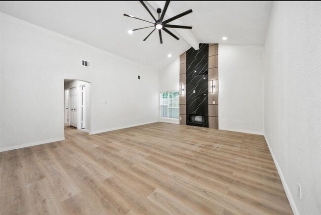 Building Photo - 15719 Baytree Dr