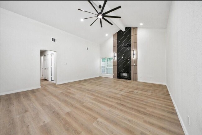 Foto del edificio - 15719 Baytree Dr