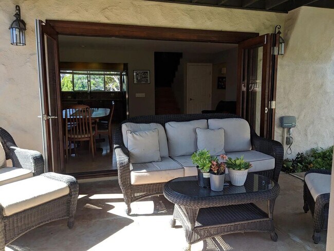 Foto del edificio - Del Mar Heights Home - West of the 5