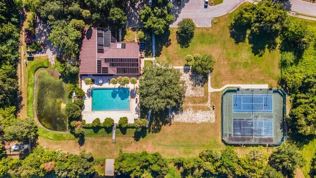 Building Photo - AVAILABLE BY AUGUST 1ST-PRISTINE 3/2 HOUSE...