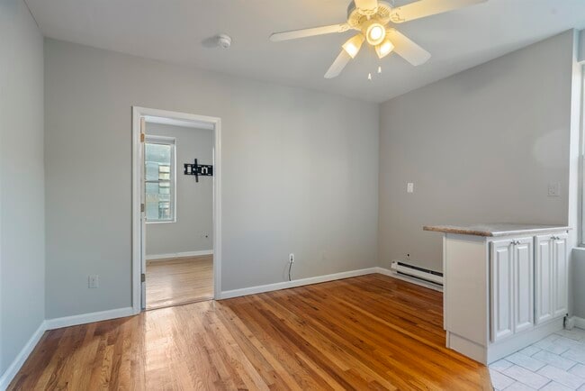 Foto del edificio - 734 Adams St