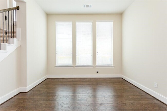 Foto del edificio - 4214 Quiet Dawn Ln
