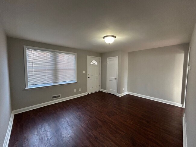 Foto del edificio - 3 Bedrooms and 1.5 baths Available!