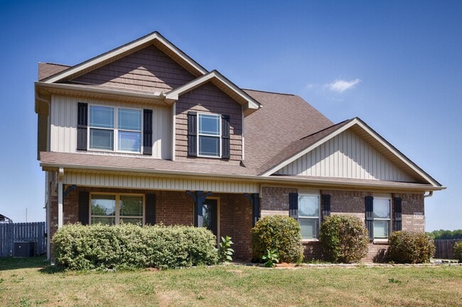 Building Photo - Fresh Paint & New Carpet! 4BR with Fenced Yard