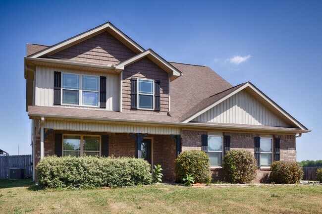 Foto del edificio - Fresh Paint & New Carpet! 4BR with Fenced Yard