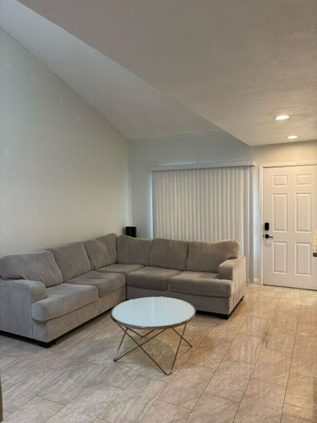 Foto del edificio - Beautiful Dual Master Townhome Palmdale