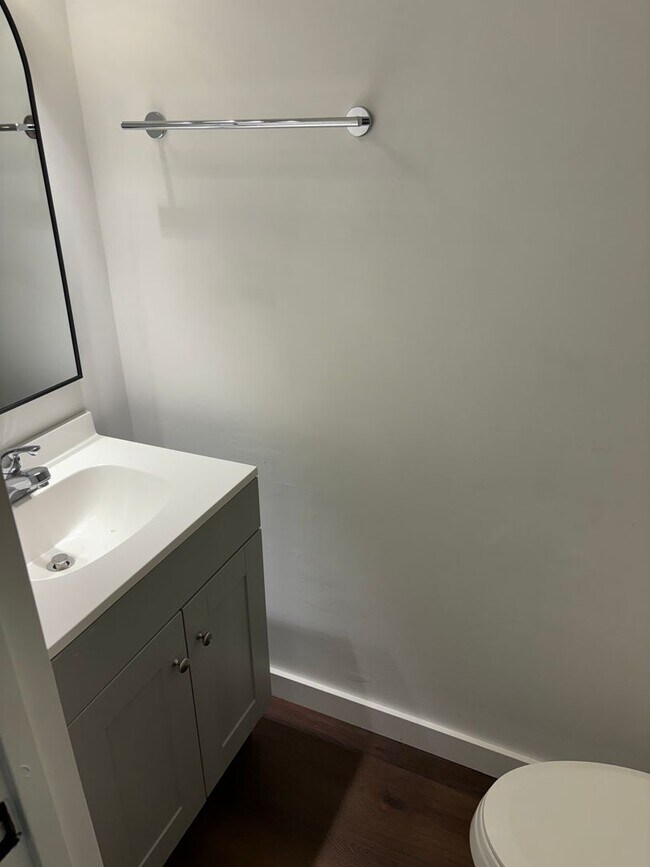 Building Photo - Newly Renovated 2 bed 1.5 bath close to th...