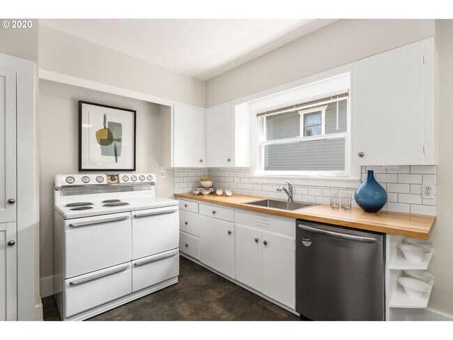 Foto del edificio - Charming 2-Bedroom Gem with Spacious Living Room and Bright Open Kitchen!