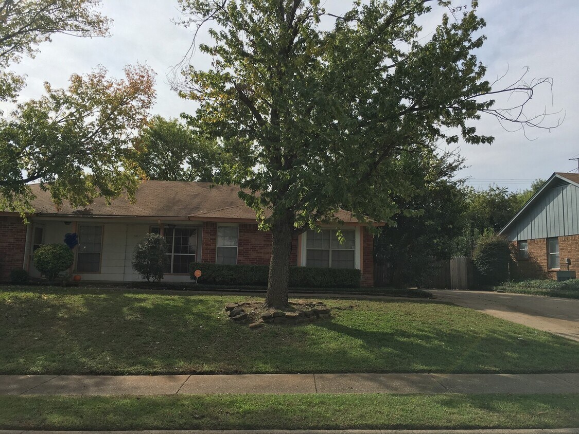 501 Augustine Dr Unit 1, Euless, TX 76039 Room for Rent in Euless, TX